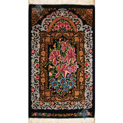 تابلویی فرش دستباف تمام ابریشم قم قابی گل زنبق تولیدی احمدی