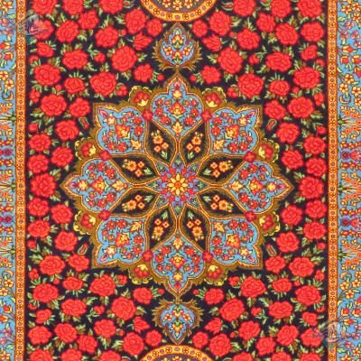 تابلویی فرش دستباف تمام ابریشم قم طرح گل رز احمدی هشتاد رج