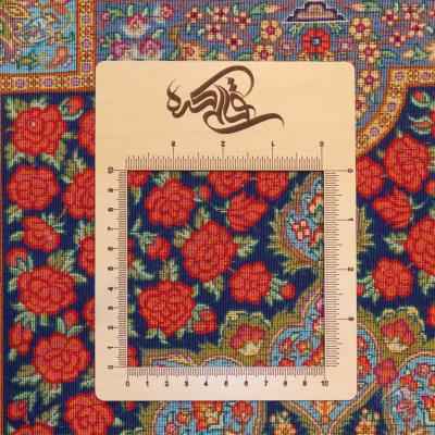 تابلویی فرش دستباف تمام ابریشم قم طرح گل رز احمدی هشتاد رج